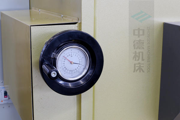 ZDG-832刀片間隙調(diào)節(jié)裝置，設(shè)置在機(jī)架前面，并有刻度顯示，調(diào)節(jié)方便.jpg